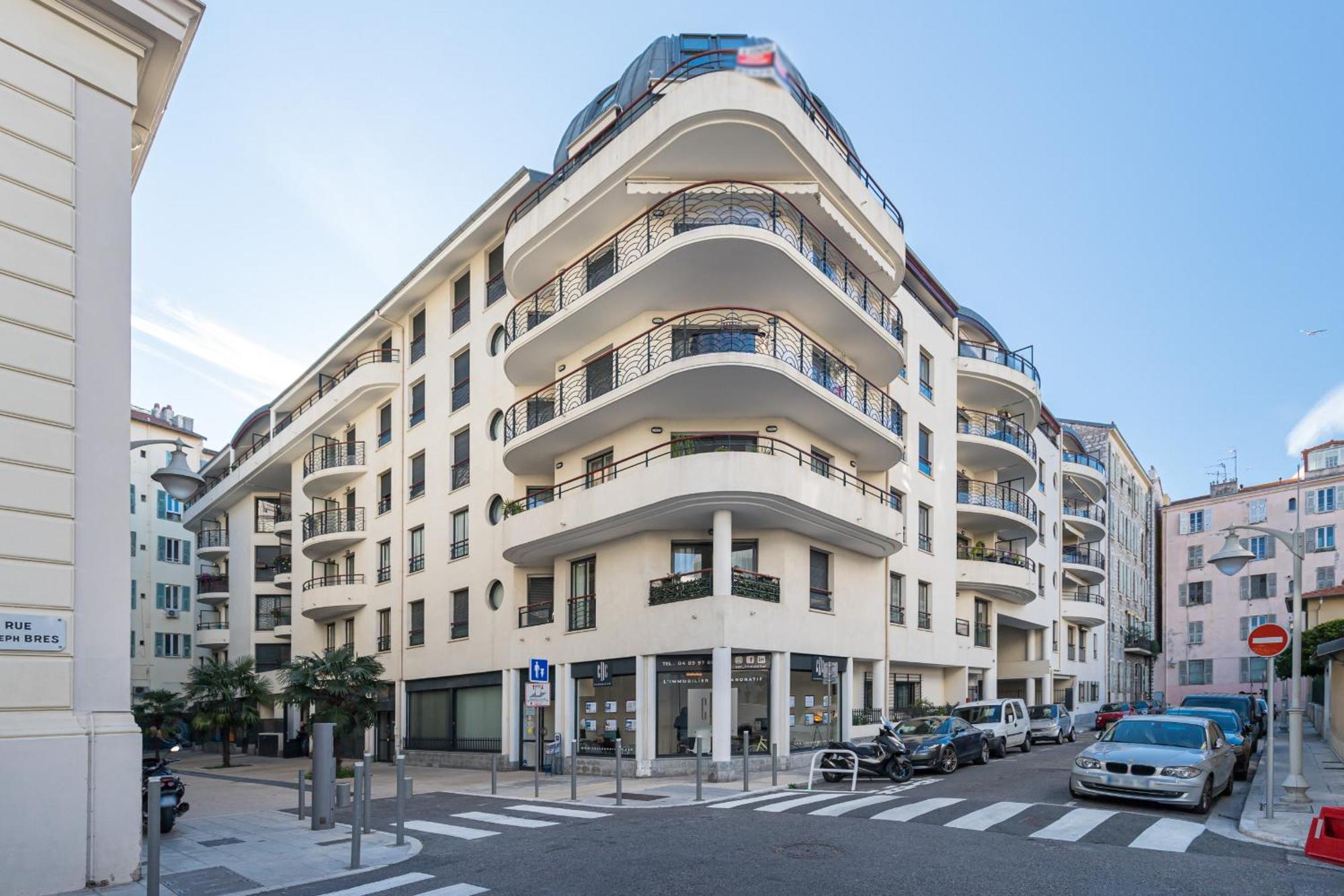 1 Bedroom Downtown Carre D'or With Garage Apartment