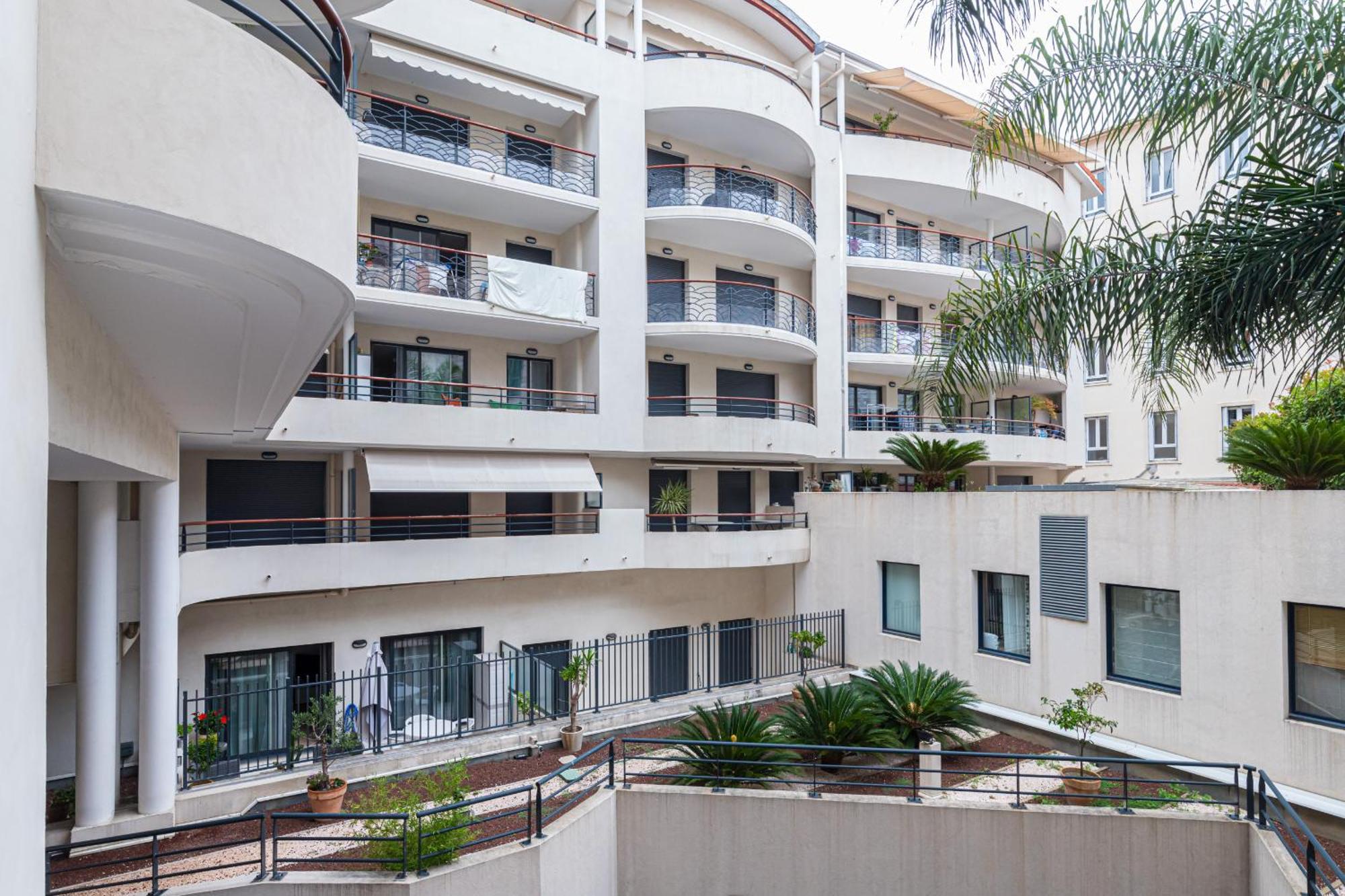 Apartment 1 Bedroom Downtown Carre D'or With Garage Nice