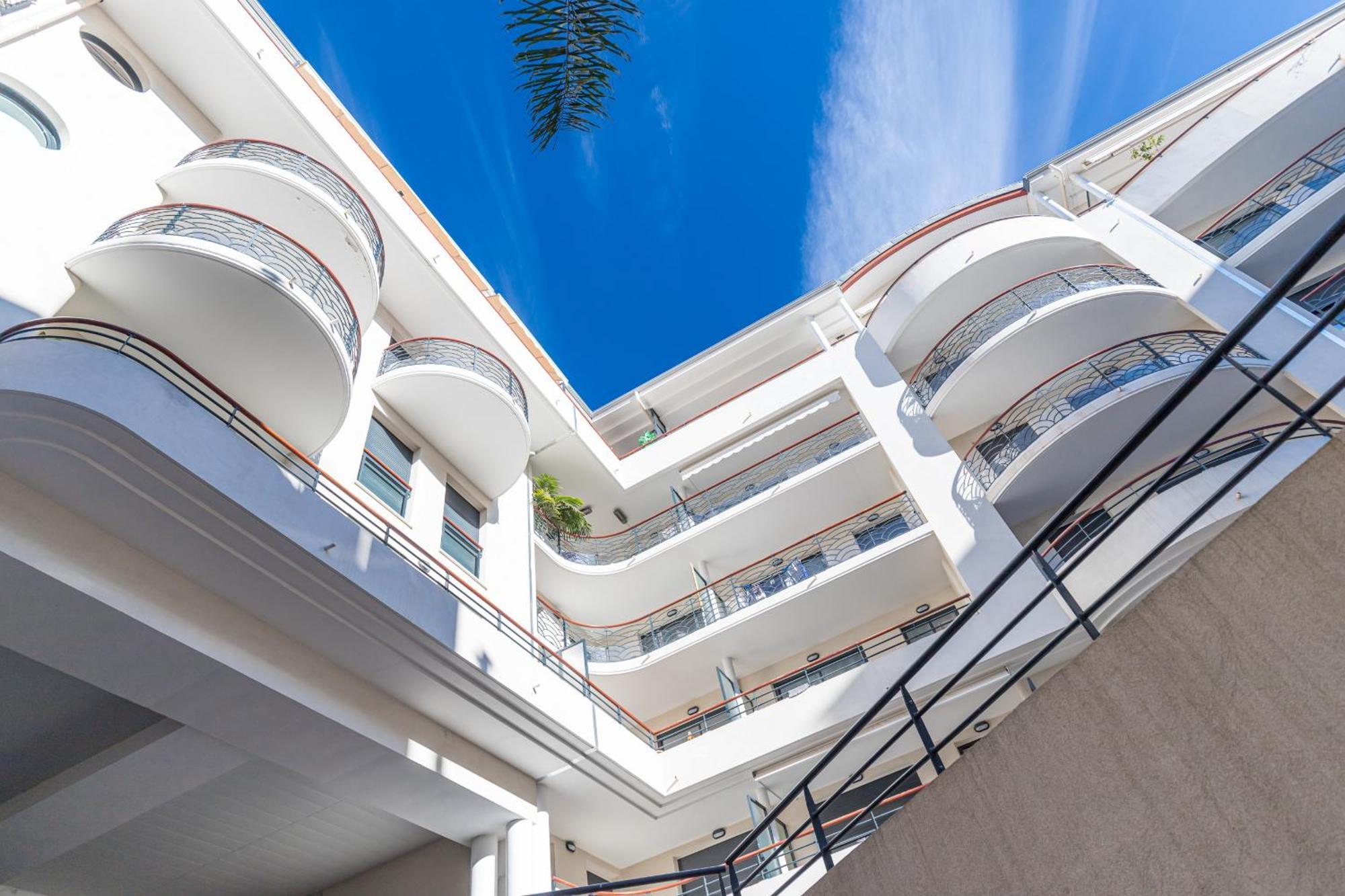 1 Bedroom Downtown Carre D'or With Garage Nice