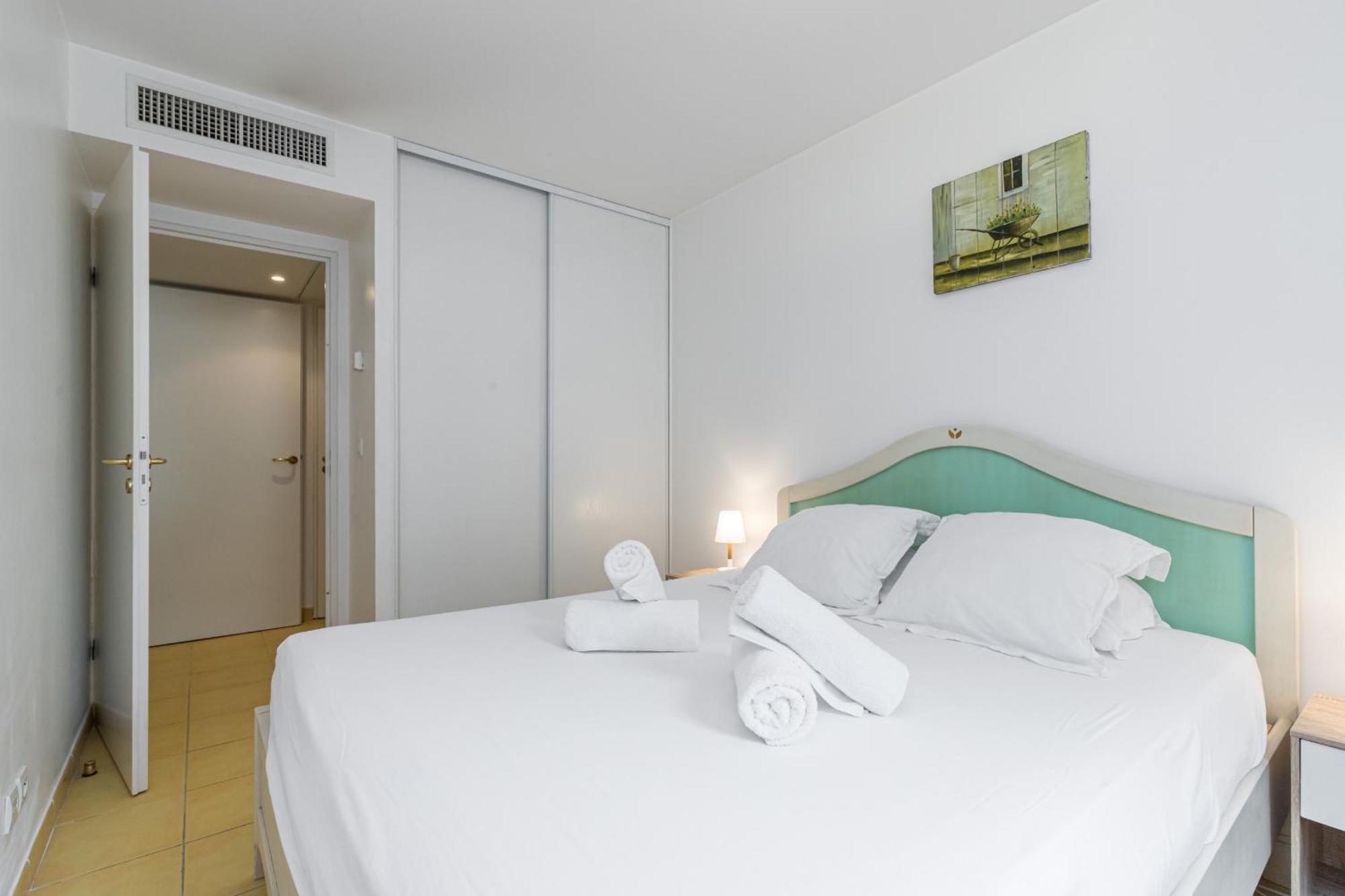 1 Bedroom Downtown Carre D'or With Garage Apartment Nice
